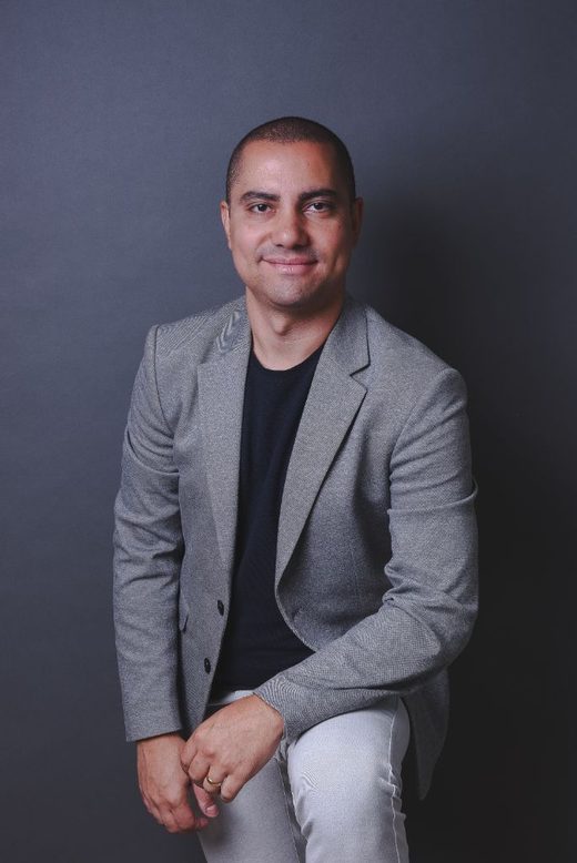 Carlos Teles — Especialista em Branding e Posicionamento Digital com 22 anos de experiência